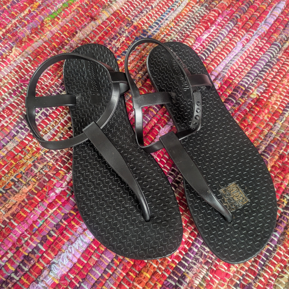 T strap jelly waterproof Black Sandals